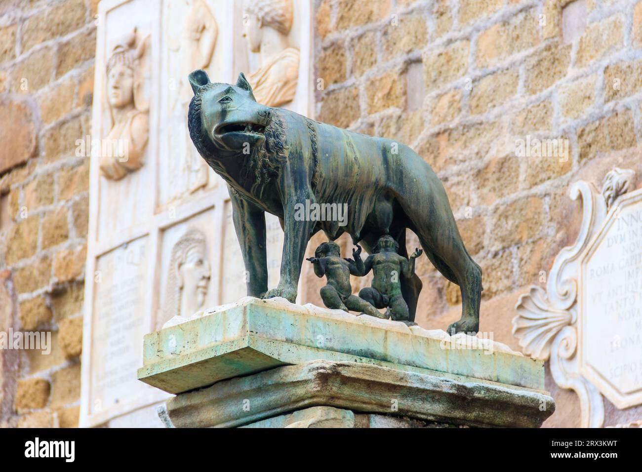 Lupo Capitolino, scultura in bronzo della mitica lupa che succhia i gemelli Romolo e Remo, a Roma, Italia. Scena dalla leggenda della f Foto Stock