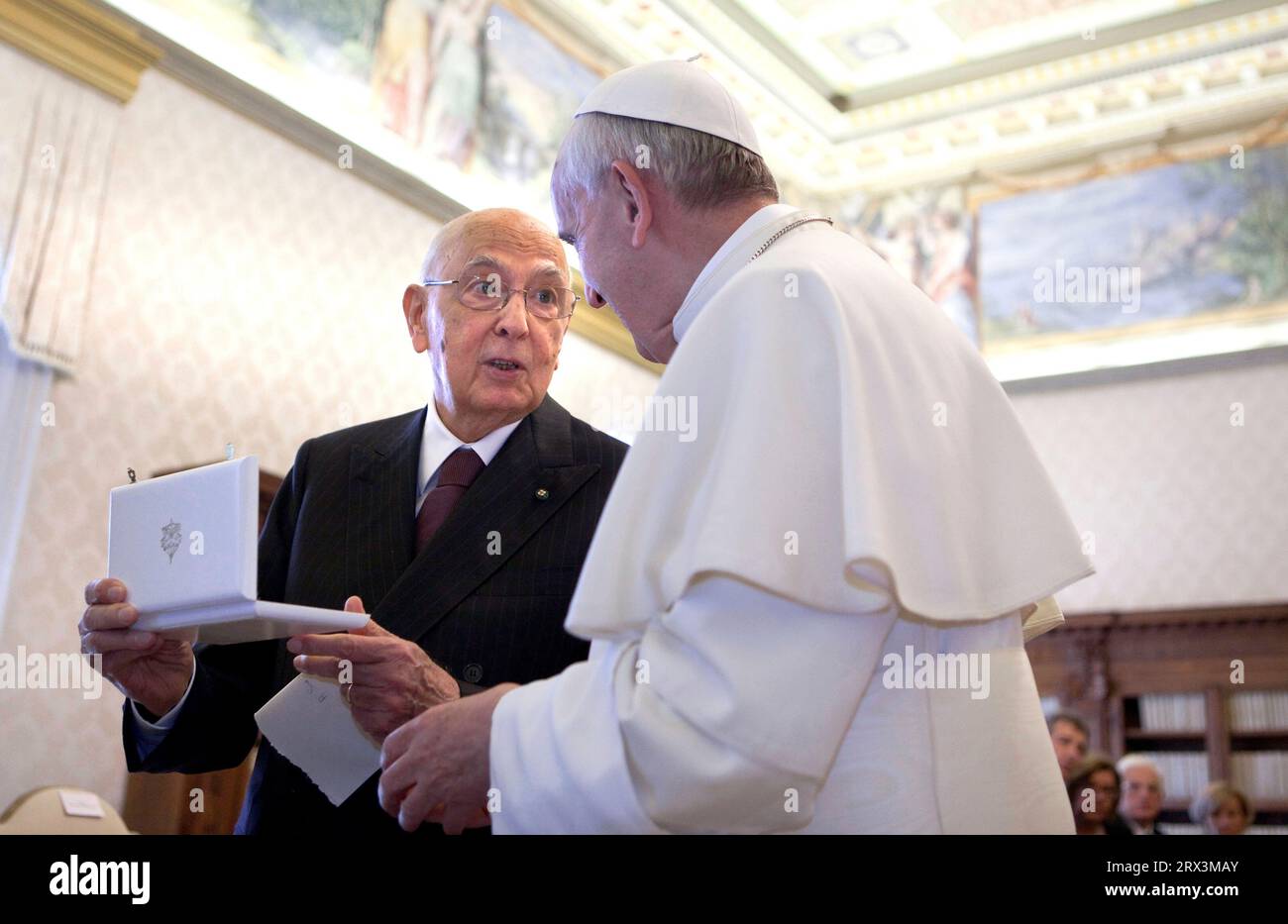 Roma, Italien. 21 settembre 2023. Il Presidente italiano Giorgio Napolitano e Papa Francesco nella foto: Papa Francesco incontra il Presidente della repubblica italiana Giorgio Napolitano durante un incontro privato in Vaticano, 8 giugno 2013.Vatican pool/Stefano Spaziani Credit: dpa/Alamy Live News Foto Stock