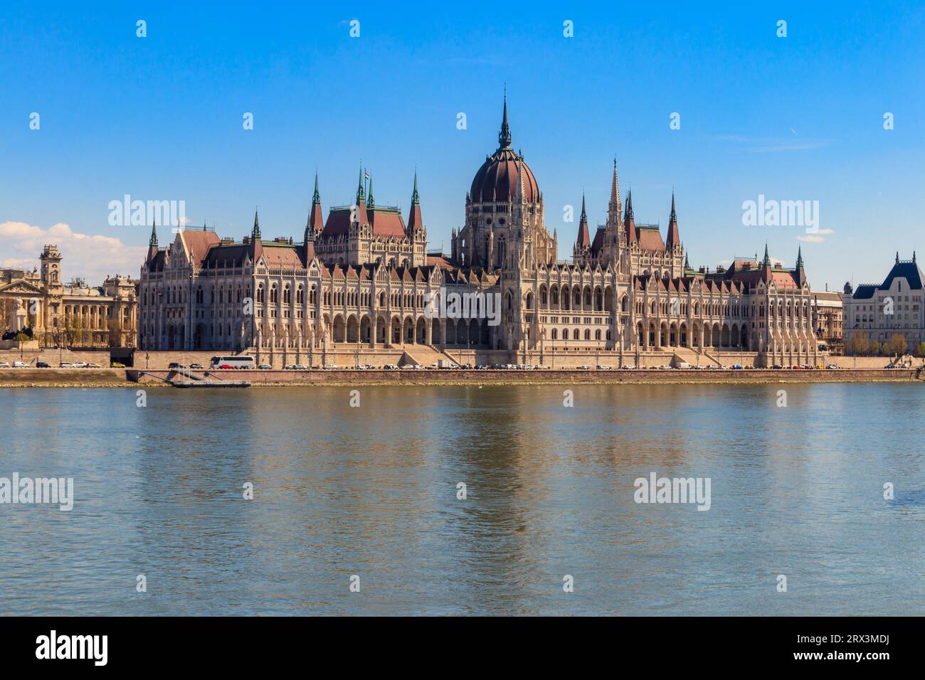 Vista dell'edificio del Parlamento e del fiume Danubio a Budapest, Ungheria Foto Stock