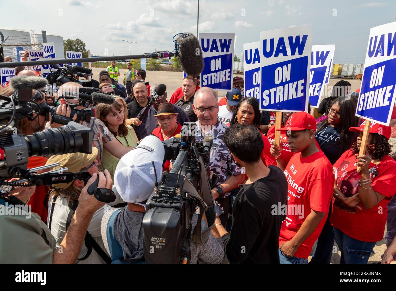 Center Line, Michigan, Stati Uniti. 22 settembre 2023. Gli United Auto Workers intensificarono la loro disputa con i costruttori di automobili Detroit 3 colpendo 38 stabilimenti di distribuzione di parti di ricambio General Motors e Stellantis in 20 stati uniti, tra cui lo stabilimento di ricambi Stellantis a Center Line, Michigan. Il presidente della UAW Shawn Fain ha visitato la struttura della Center Line e ha parlato con i media. Crediti: Jim West/Alamy Live News Foto Stock