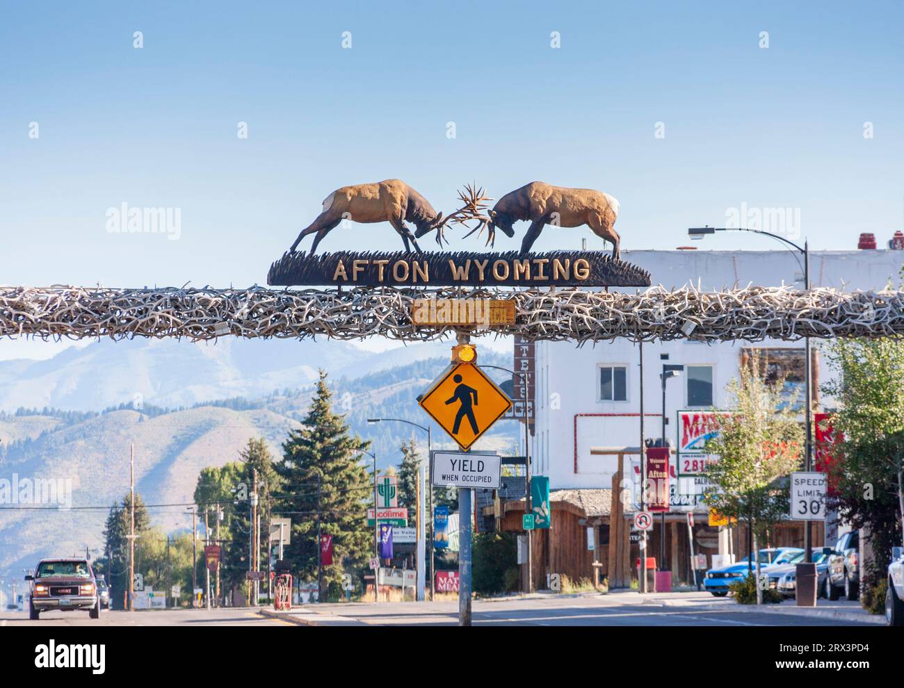 Benvenuto a Afton, Wyoming, segno in cima all'arco fatto di corna di alci. Foto Stock