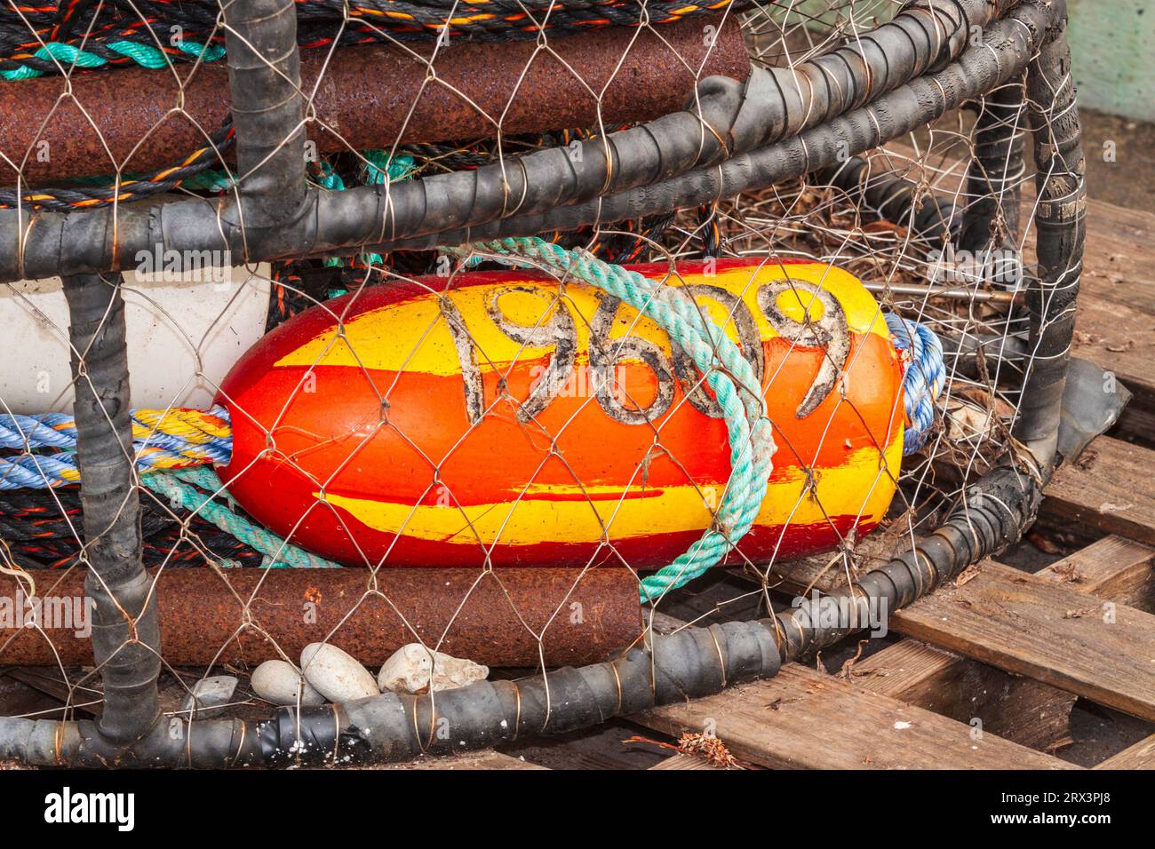 Attrezzatura da pesca sul molo di Point Arena Cove sulla costa settentrionale del pacifico a Point Arena, California. Foto Stock