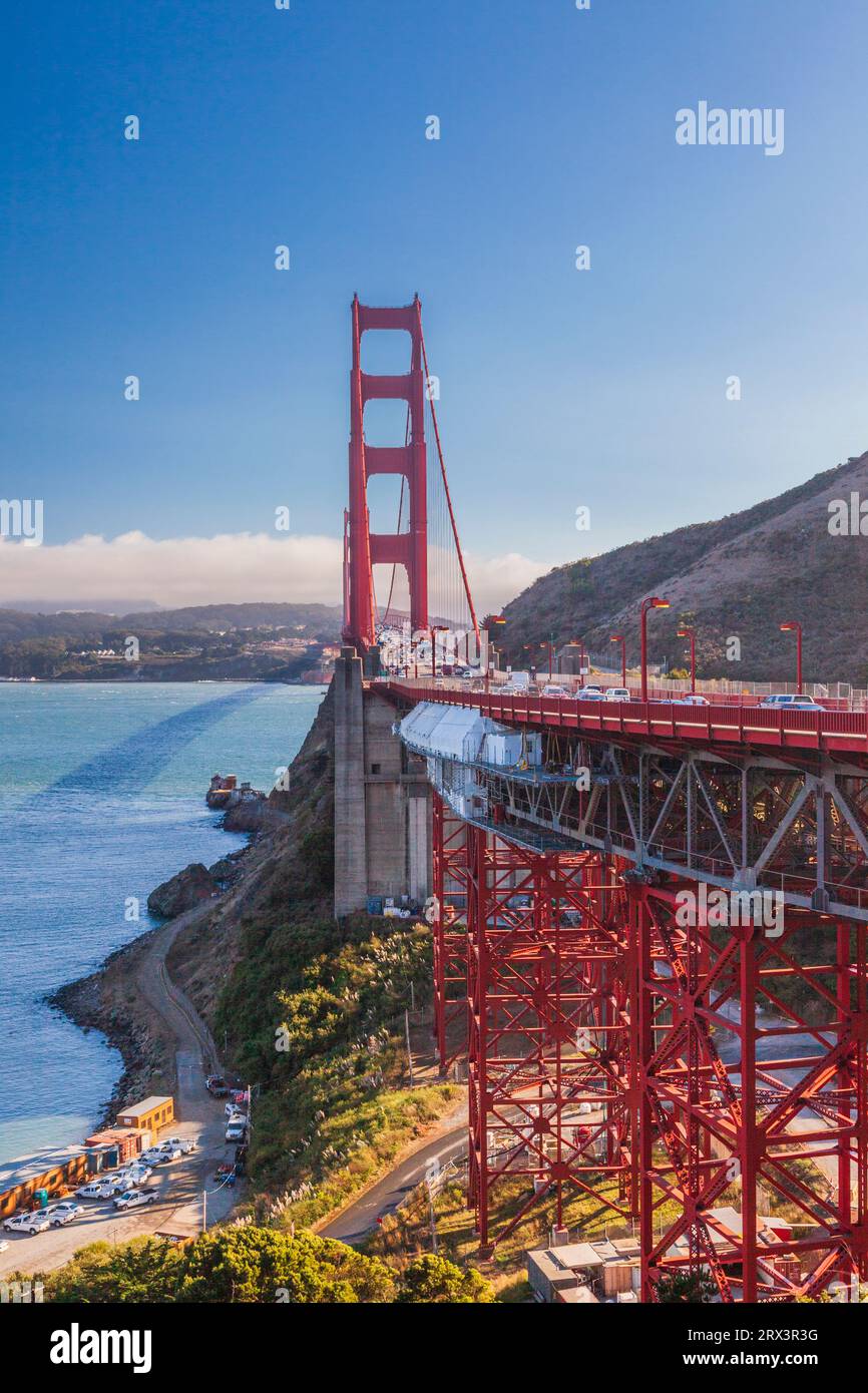 Golden Gate Bridge a San Francisco, California, visto dalla North Shore sull'autostrada US 101, attraverso la Golden Gate Bay da San Francisco. Foto Stock