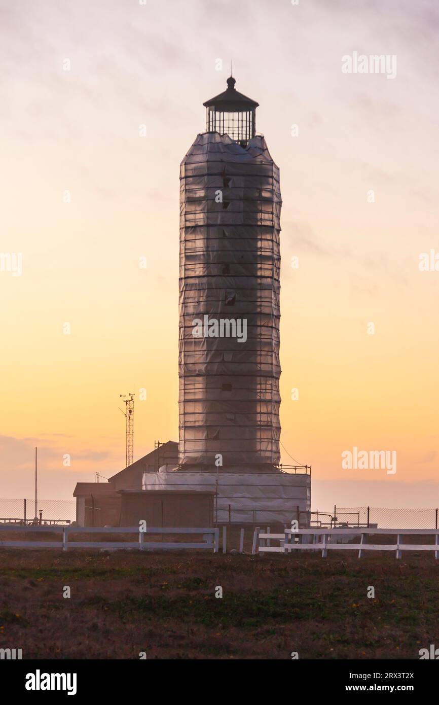 Tramonto al faro di Point Arena, situato sulla penisola di Point Arena sulla costa rocciosa del Pacifico della California settentrionale. L'originale Point Arena Lightho Foto Stock