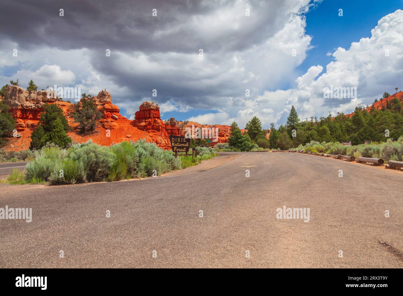 Il Red Rock Canyon su scenic highway 12 in Dixie National Forest in Utah. Questo canyon è a pochi chilometri dall'ingresso al Parco Nazionale di Bryce Canyon Foto Stock