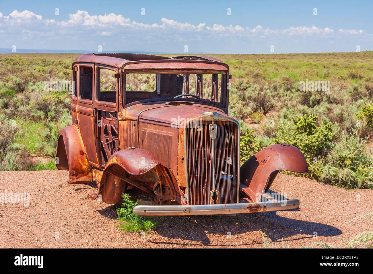 Auto abbandonata sul sito della vecchia autostrada "Route 66", conservata come monumento nel Petrified Forest National Park in Arizona. Foto Stock