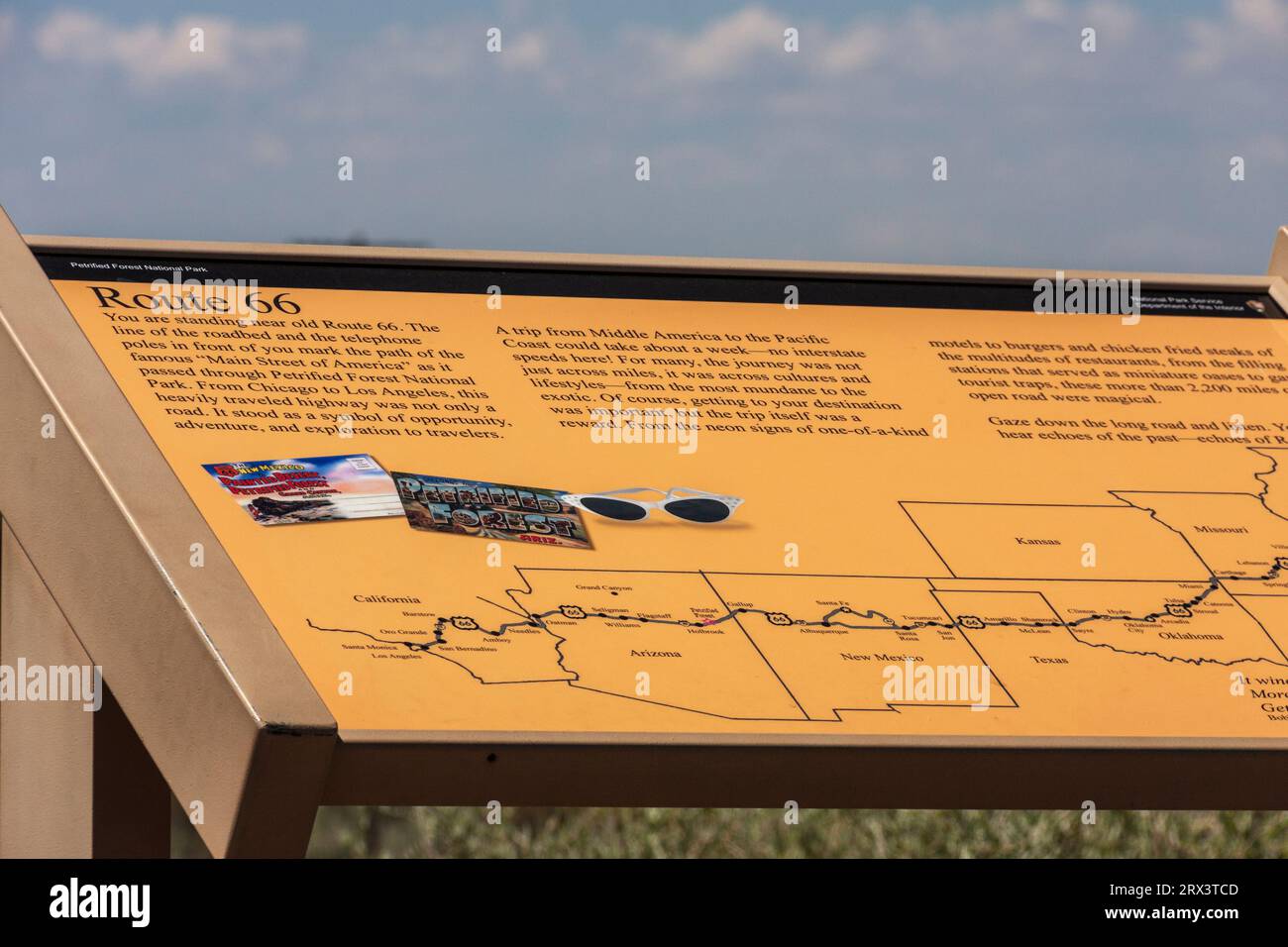 Cartello che spiega il monumento della Route 66 all'interno del Petrified Forest National Park in Arizona. Foto Stock