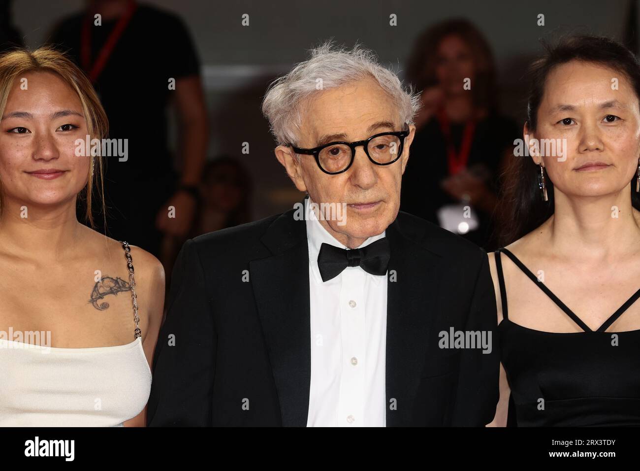 VENEZIA, ITALIA - 4 SETTEMBRE: Woody Allen, Soon-Yi Previn e Bechet Allen assistono a un Red carpet per il film "Coup De Chance" Foto Stock