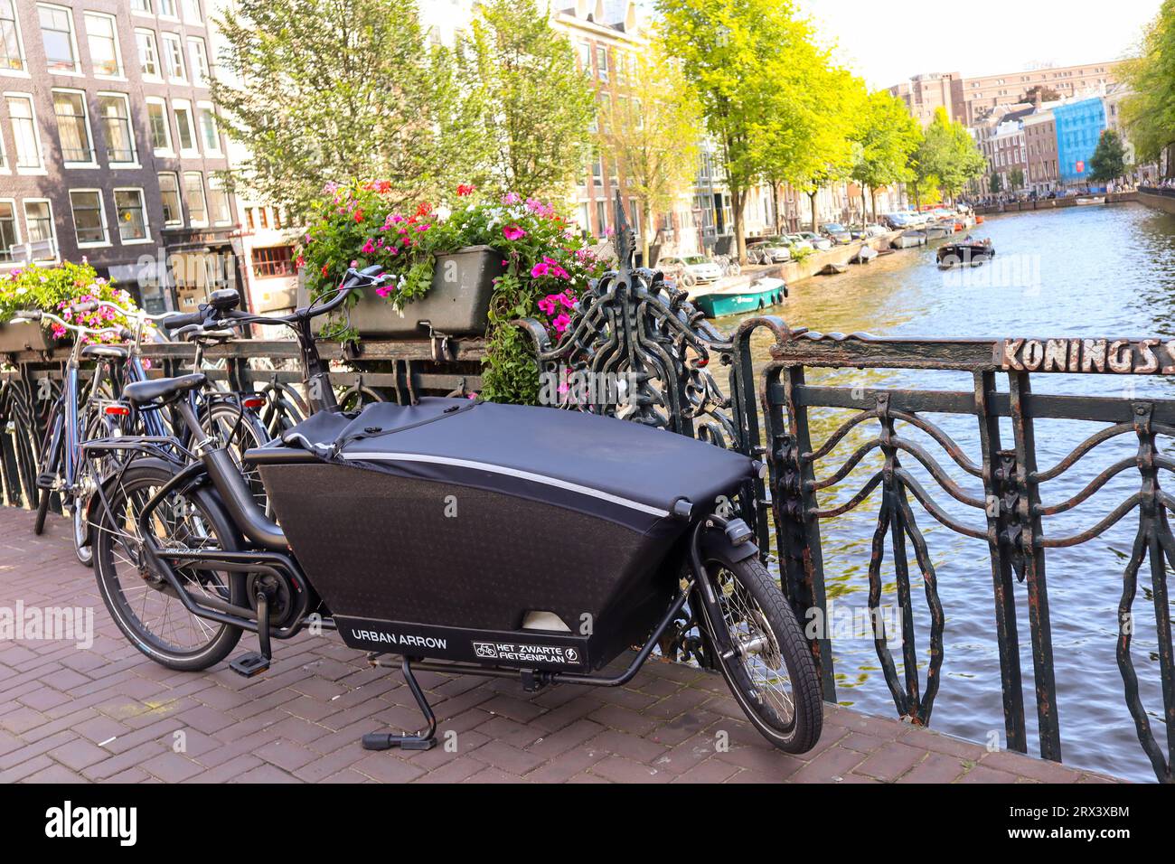 Amsterdam. Bicicletta di Amsterdam. Cargo Bike, Canal. Parcheggio per biciclette sul ponte sul canale. Foto Stock