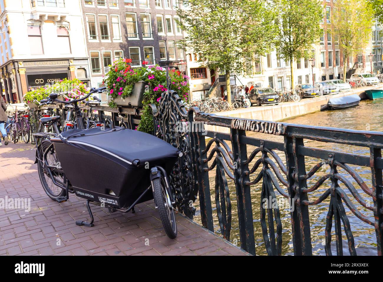 Amsterdam. Bicicletta di Amsterdam. Cargo Bike, Canal. Parcheggio per biciclette sul ponte sul canale. Foto Stock