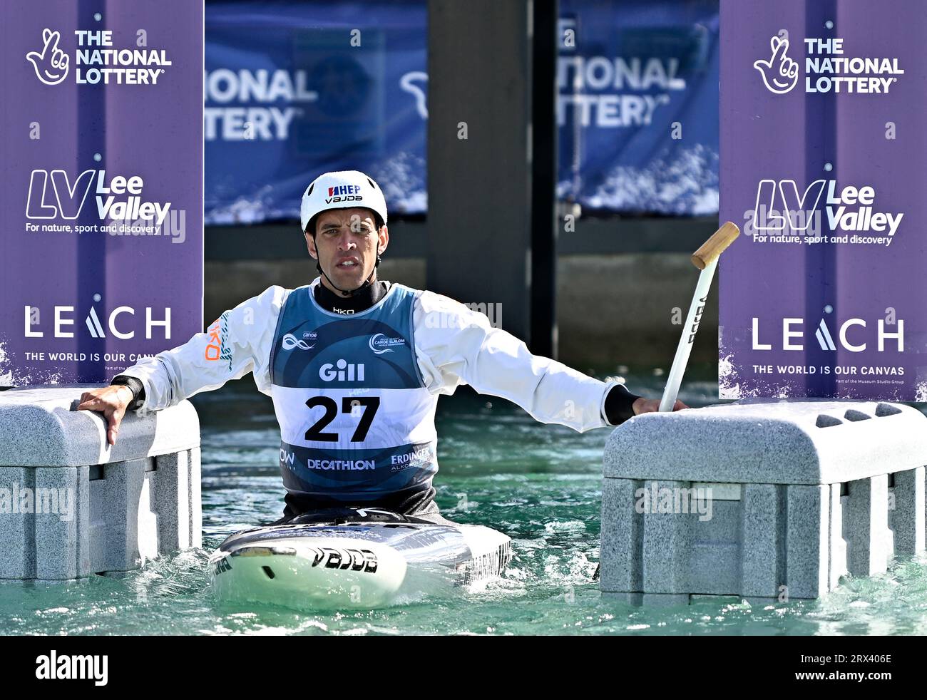 Waltham Cross. Regno Unito. 22 settembre 2023. 2023 Campionati del mondo di canoa. Lee Valley White Water Centre. Waltham Cross. Matija Marinic (CRO) sulla linea di partenza nella semifinale Mens Canoe durante i Campionati del mondo di canoa 2023 al Lee Valley White Water Centre, Regno Unito. Foto Stock