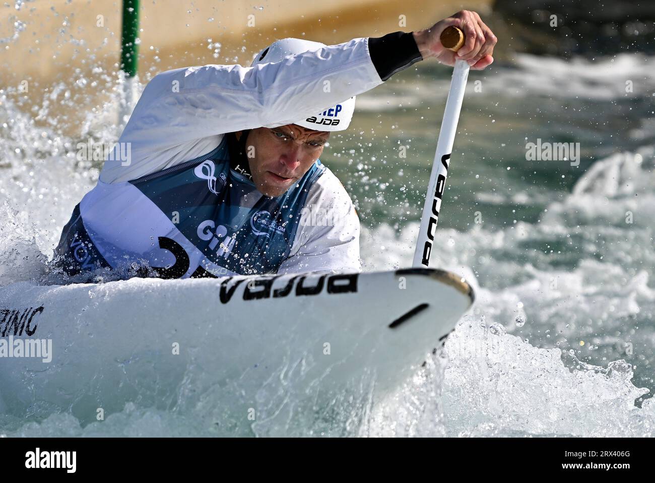 Waltham Cross. Regno Unito. 22 settembre 2023. 2023 Campionati del mondo di canoa. Lee Valley White Water Centre. Waltham Cross. Matija Marinic (CRO) nella semifinale Mens Canoe durante i Campionati del mondo di canoa 2023 al Lee Valley White Water Centre, Regno Unito. Foto Stock