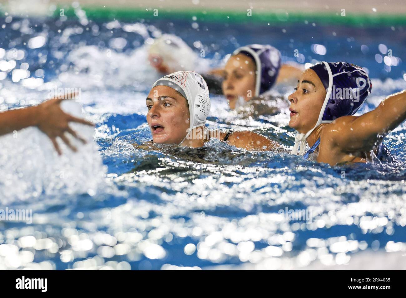 Roma, Italia. 22 settembre 2023. Giuditta Galardi (SIS Roma) e Paula Crespi Barriga (Sant Andreu) durante la partita Grand Nancy vs Lille UC, Waterpolo Women's Champions League a Roma, Italia, 22 settembre 2023 crediti: Independent Photo Agency/Alamy Live News Foto Stock