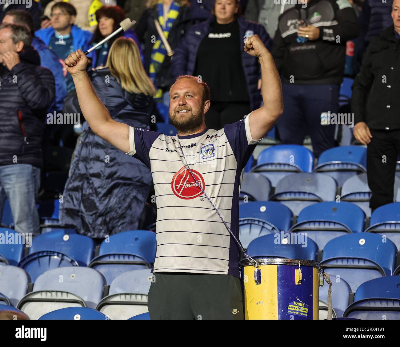 Huddersfield, Regno Unito. 22 settembre 2023. I tifosi di Warrington festeggiano i playoff durante il Betfred Super League Round 27 match Huddersfield Giants vs Warrington Wolves al John Smith's Stadium, Huddersfield, Regno Unito, 22 settembre 2023 (foto di Mark Cosgrove/News Images) a Huddersfield, Regno Unito il 22 settembre 2023. (Foto di Mark Cosgrove/News Images/Sipa USA) credito: SIPA USA/Alamy Live News Foto Stock