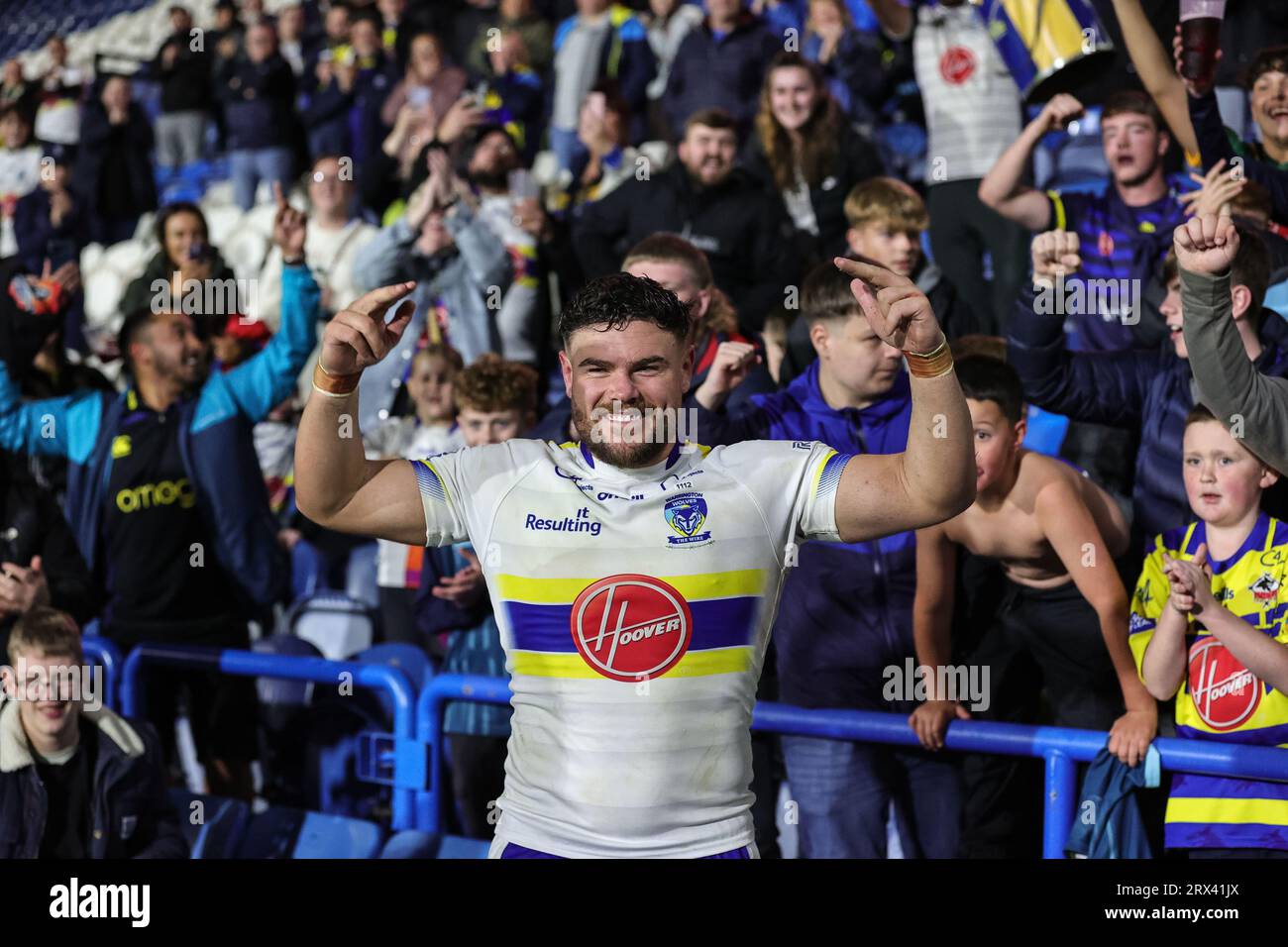 Huddersfield, Regno Unito. 22 settembre 2023. I tifosi di Warrington festeggiano i playoff con Joe Philbin #15 dei Warrington Wolves durante il Betfred Super League Round 27 match Huddersfield Giants vs Warrington Wolves al John Smith's Stadium, Huddersfield, Regno Unito, 22 settembre 2023 (foto di Mark Cosgrove/News Images) a Huddersfield, Regno Unito il 22/9/2023. (Foto di Mark Cosgrove/News Images/Sipa USA) credito: SIPA USA/Alamy Live News Foto Stock