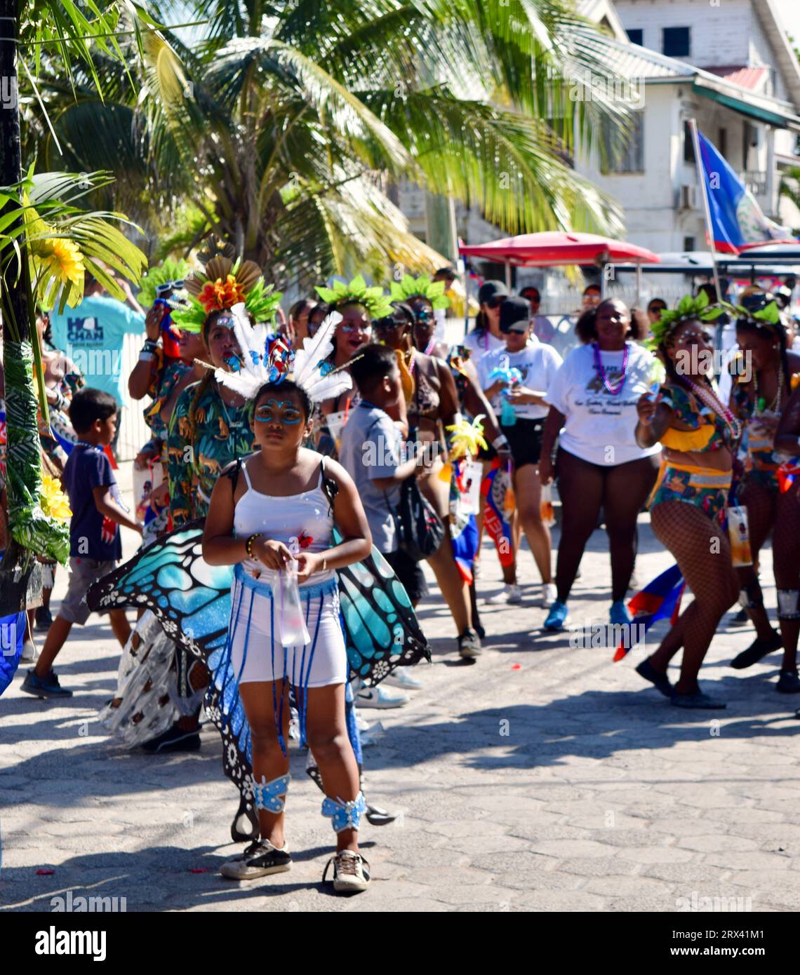 La parata del Carnevale di San Pedro Town del 2023. Gli amanti del Carnevale in costumi colorati che partecipano alla sfilata e ballano a ritmo di musica Foto Stock