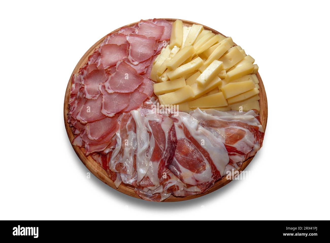 Salumi e formaggi con vista dall'alto. Fette di prosciutto e salame con pezzi di formaggio su tagliere di legno isolato su bianco, percorso di ritaglio incl Foto Stock