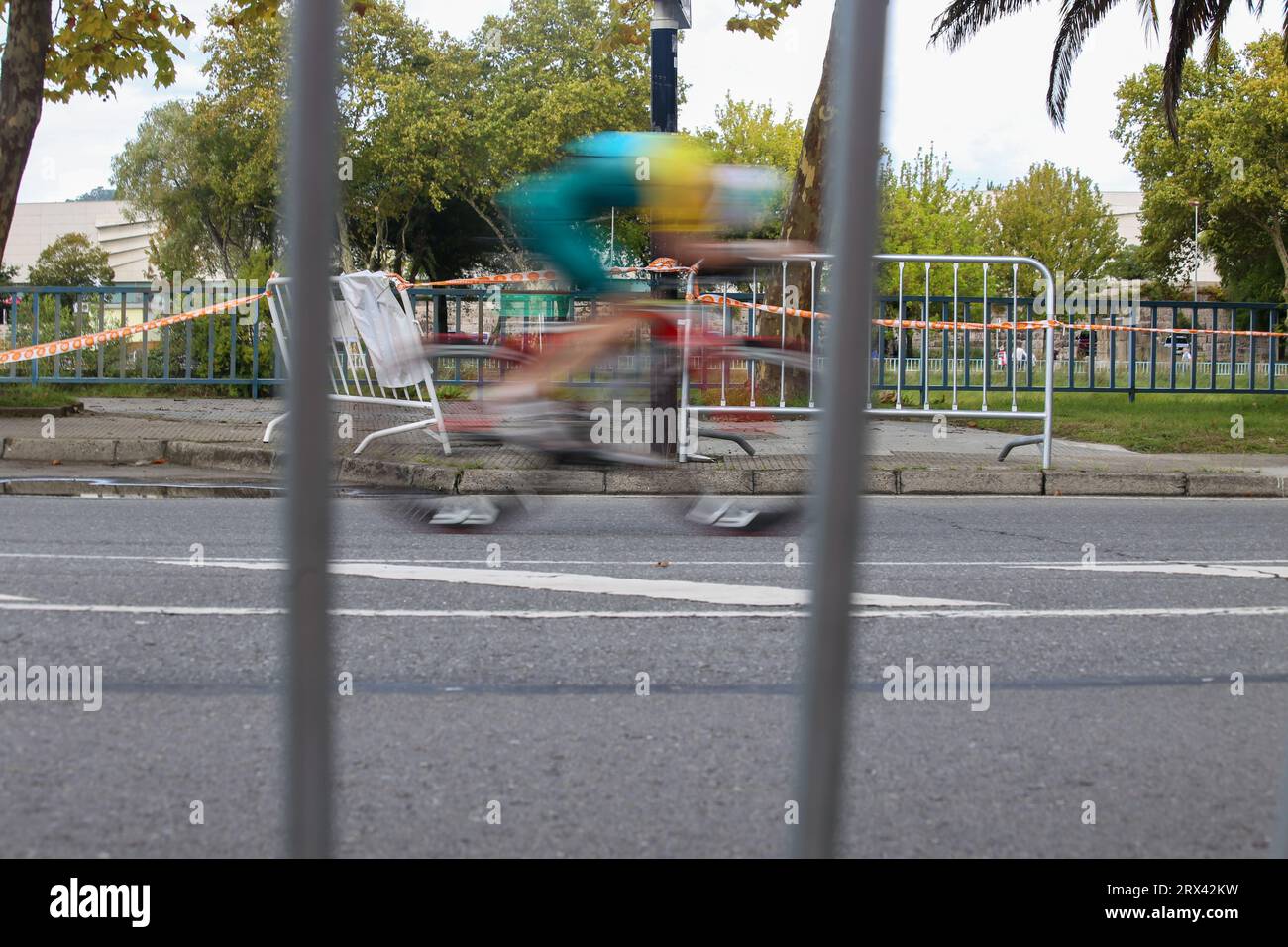 Pontevedra, Galizia, Spagna. 22 settembre 2023. Pontevedra, Spagna, 22 settembre 2023: Triatleta nel settore bici durante il Triathlon World Championship 2023 Age Group Super Sprint Triathlon, il 22 settembre 2023, a Pontevedra, Spagna. (Immagine di credito: © Alberto Brevers/Pacific Press via ZUMA Press Wire) SOLO USO EDITORIALE! Non per USO commerciale! Crediti: ZUMA Press, Inc./Alamy Live News crediti: ZUMA Press, Inc./Alamy Live News Foto Stock