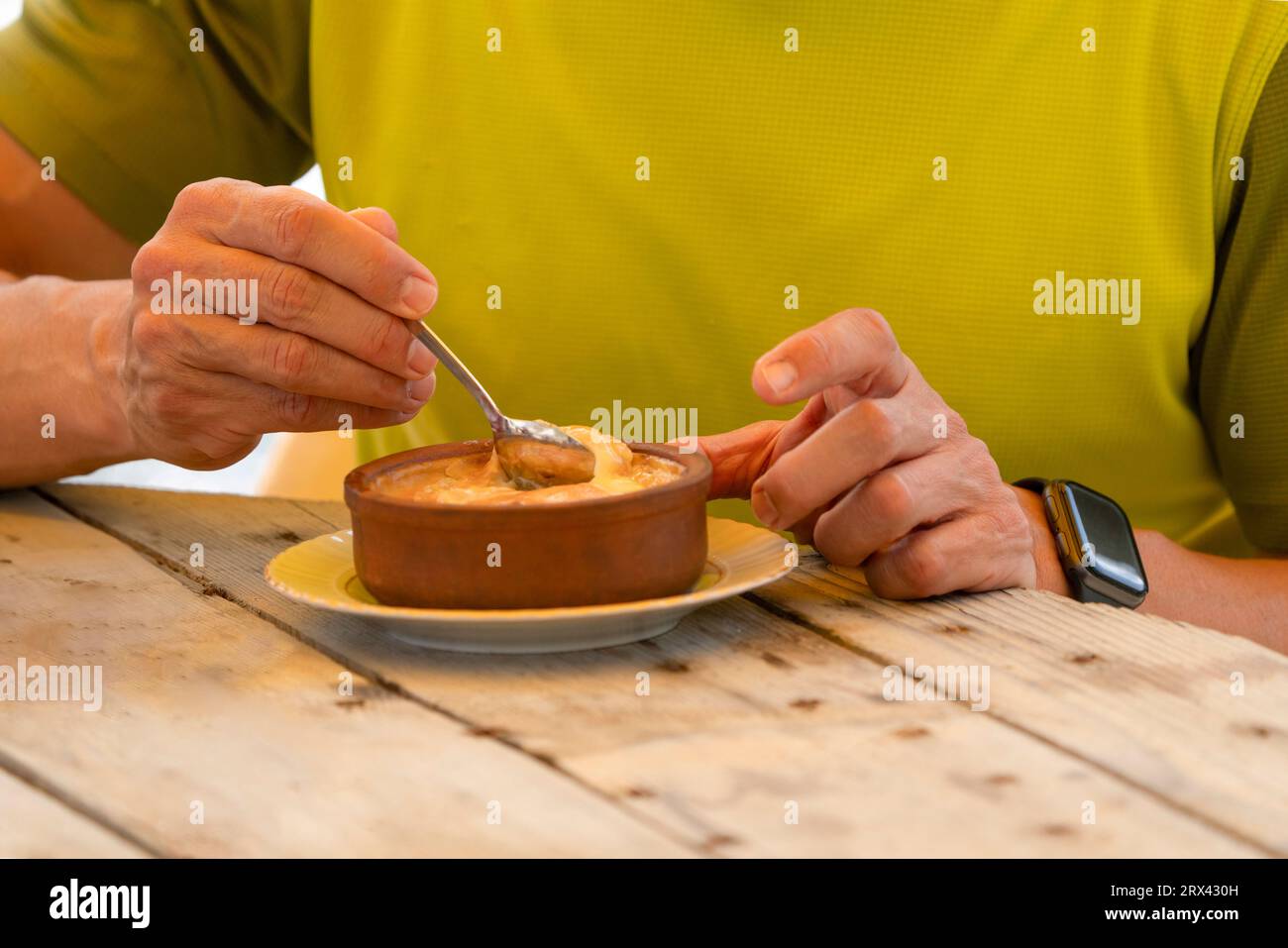 Budino di riso sul tavolo di legno Foto Stock