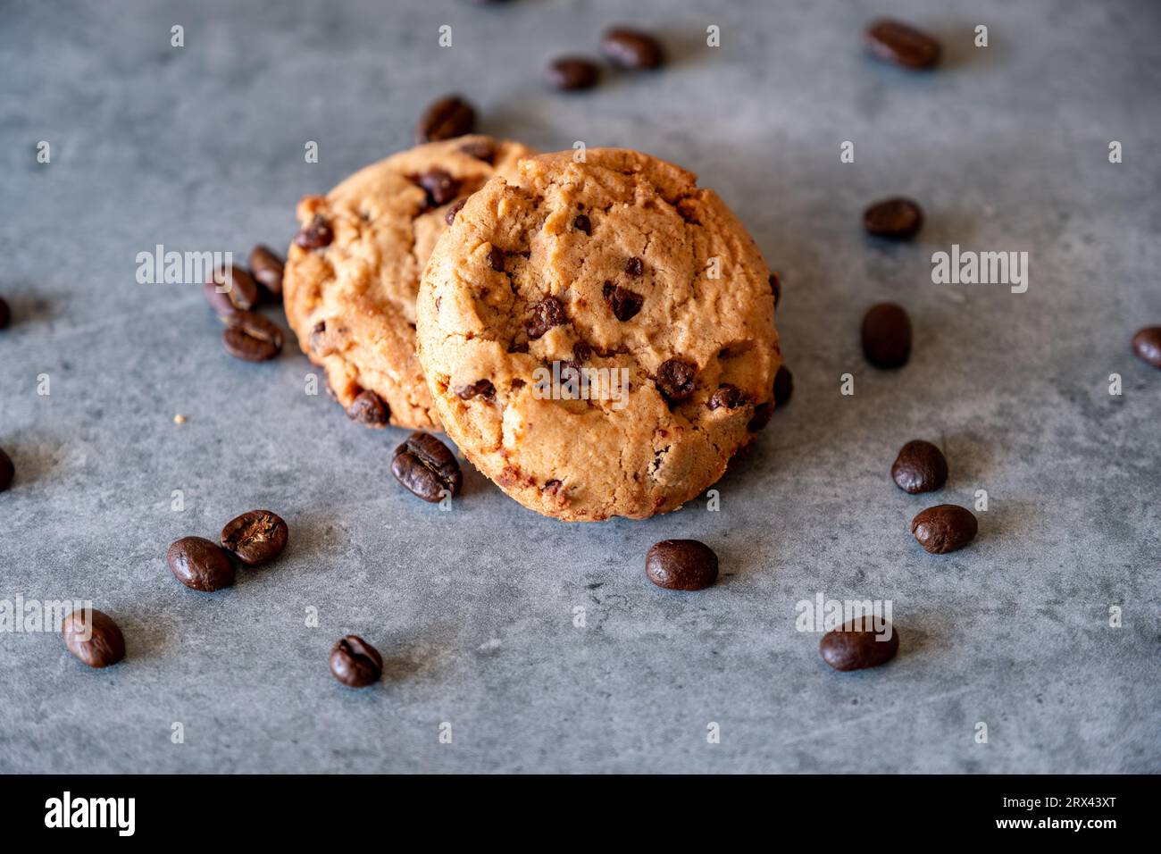 Due pezzi di biscotti con chicchi di caffè su sfondo grigio Foto Stock