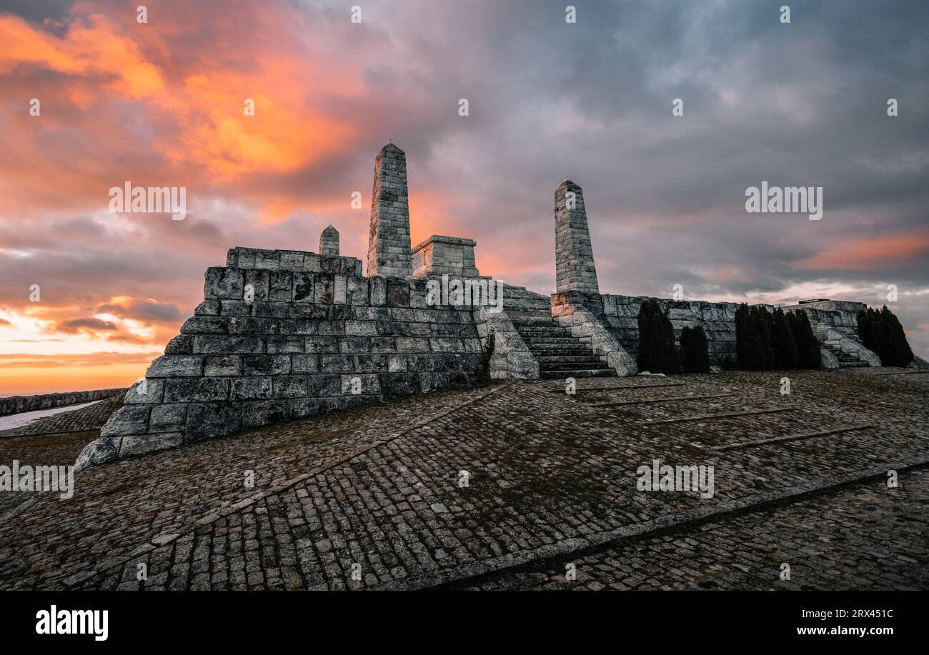 Cairn del generale Milan Rastislav Stefanik al tramonto e cielo nuvoloso nella città di Brezova pod Bradlom. Antico monumento storico (UNESCO). Foto paesaggistica su bea Foto Stock