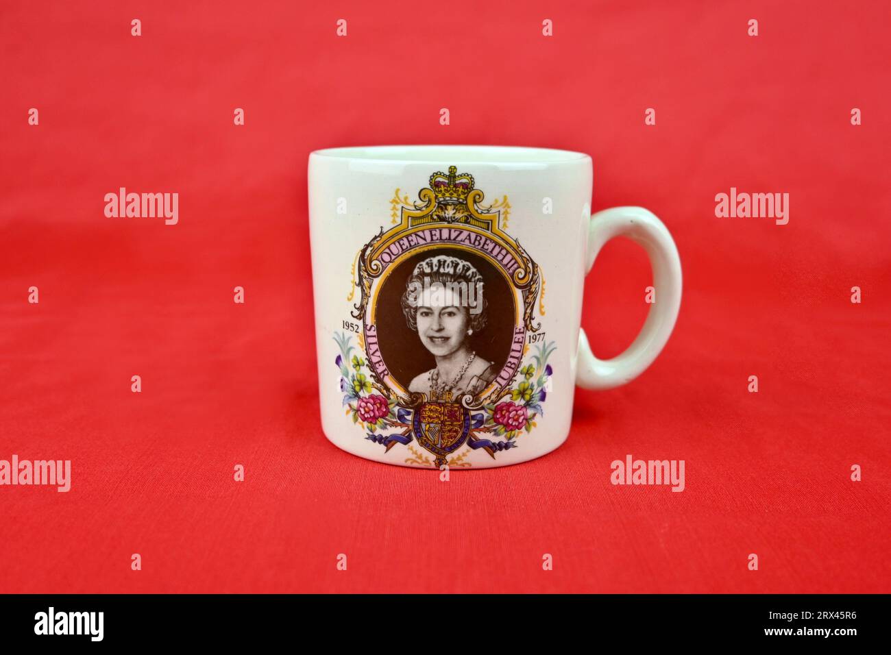 Tazza d'epoca per il Giubileo d'argento della Regina Elisabetta II (coppa) 1977 Foto Stock
