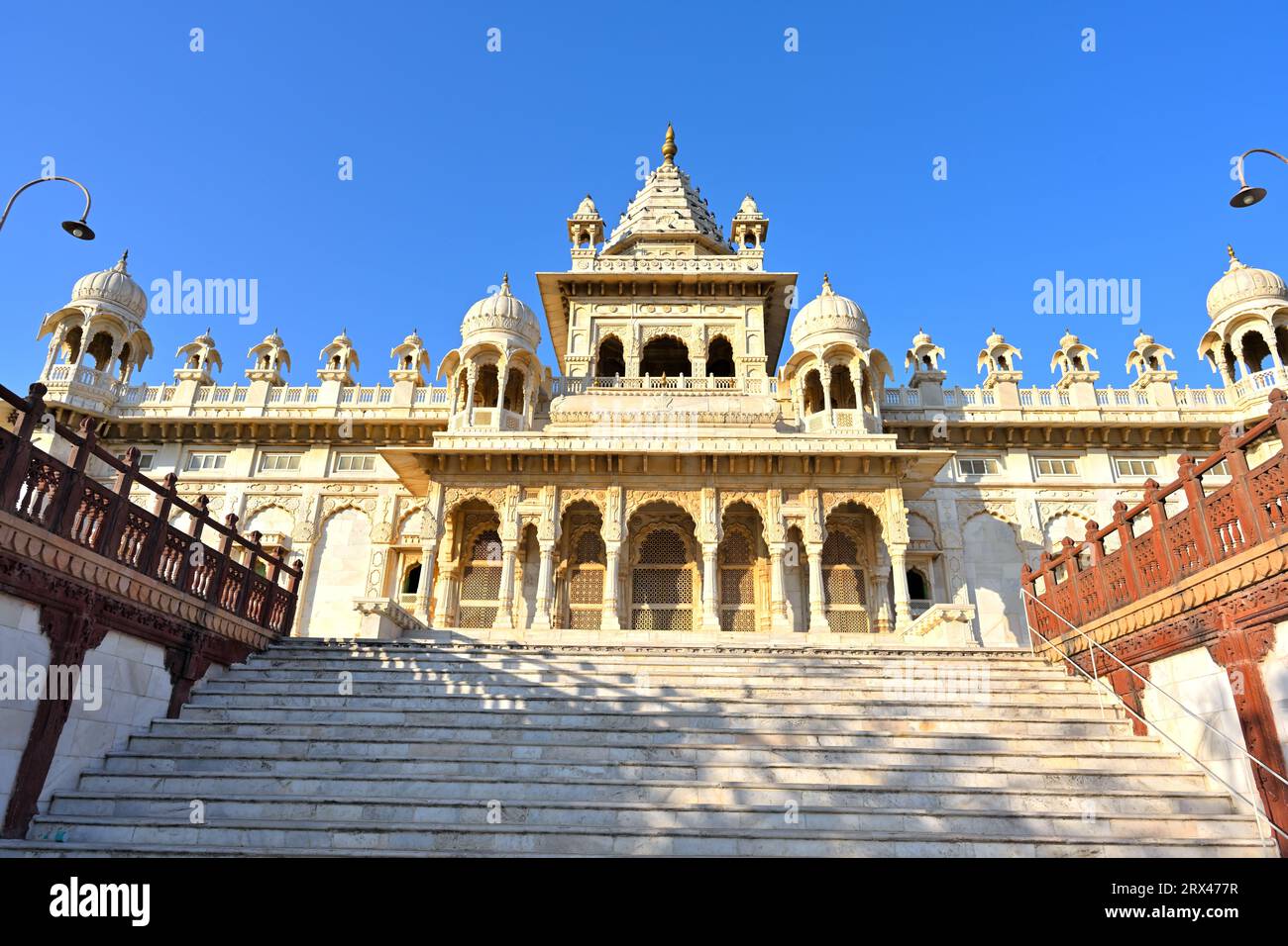 Jodhpur | l'Immacolata Thada Jaswant bagnata dal sole serale Foto Stock
