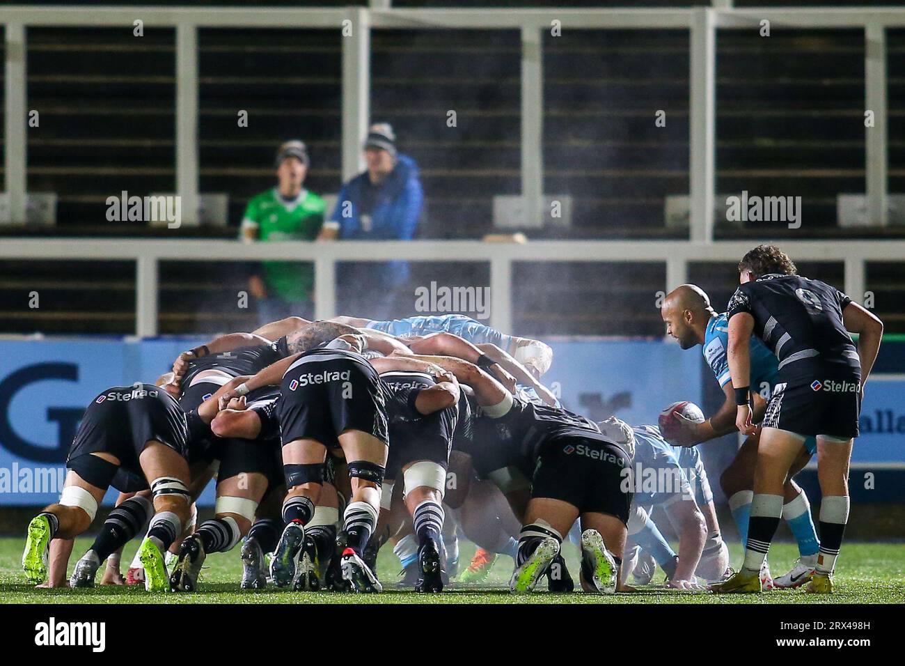 La spinta dei Newcastle Falcons contro i sale Sharks scrum durante il match di Premiership Cup tra Newcastle Falcons e sale Sharks a Kingston Park, Newcastle, venerdì 22 settembre 2023. (Foto: Michael driver | mi News) crediti: MI News & Sport /Alamy Live News Foto Stock