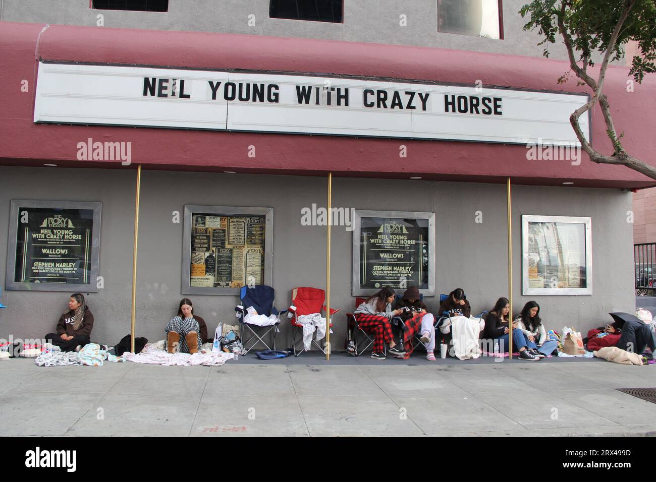 Neil Young con Crazy Horse al Roxy Theater Fans Camping Out prima del Concerto Los Angeles 22 settembre 2023 Foto Stock