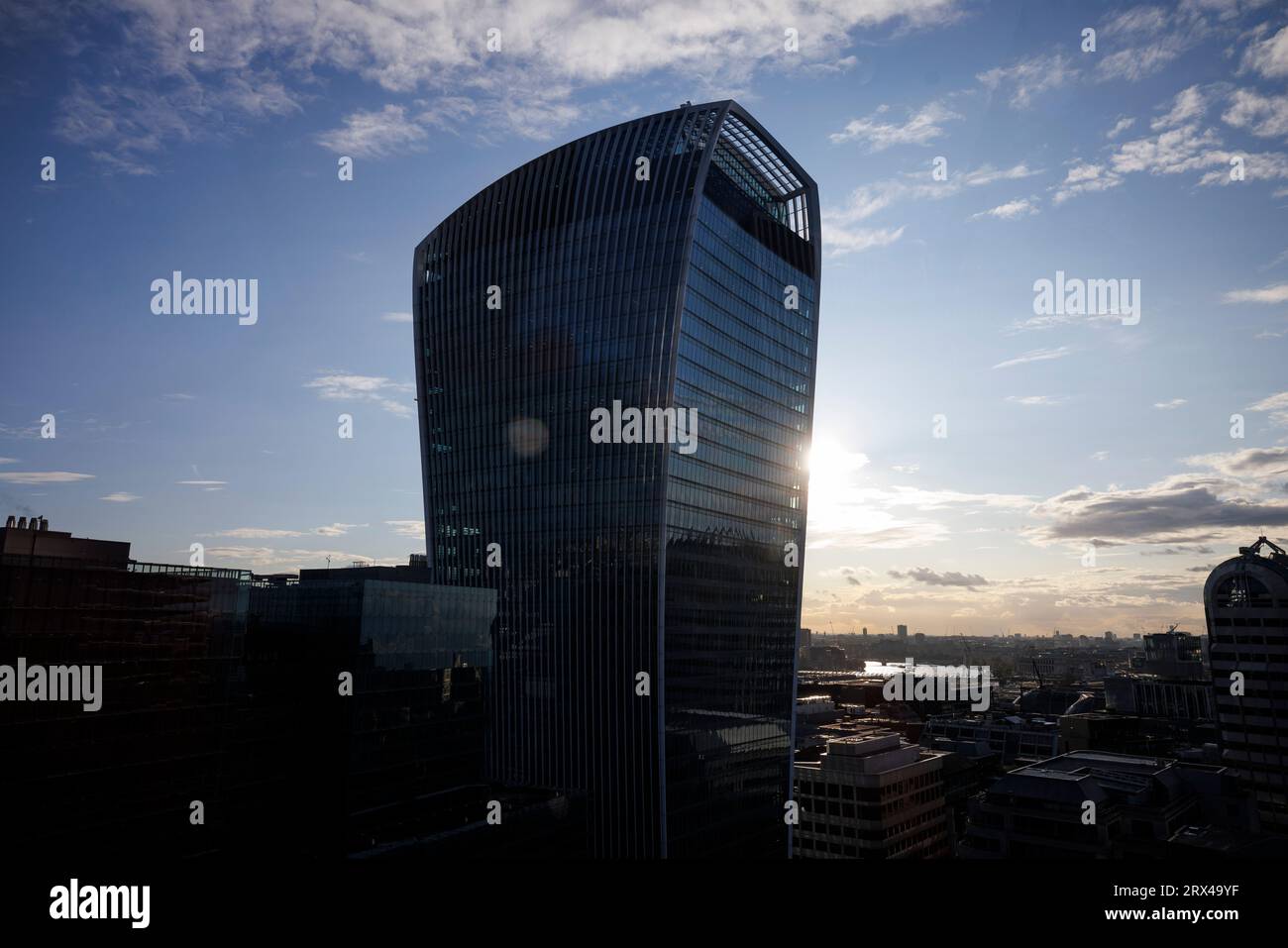 Il Fenchurch Building, conosciuto come Walkie Talkie Building, 20 Fenchurch Street, City of London mentre il sole tramonta dietro. Foto Stock