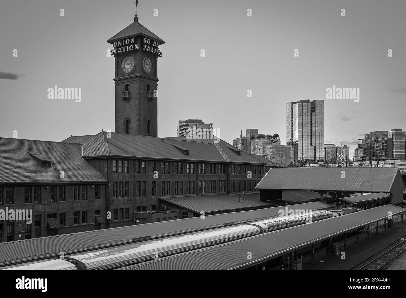 Immagine in bianco e nero dell'Amtrack Union Station e del paesaggio urbano di Portland sullo sfondo Foto Stock