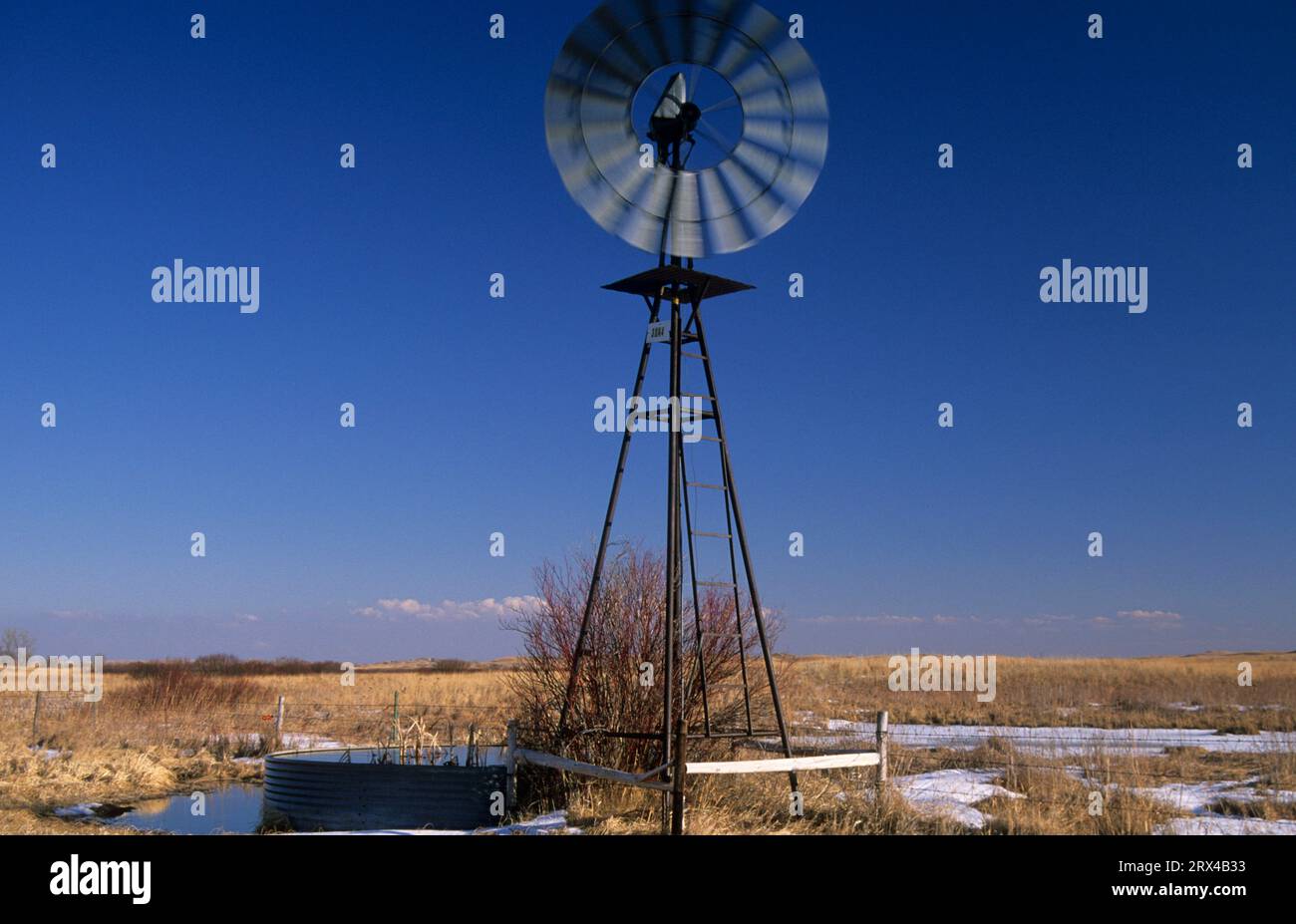 Mulino a vento vicino al lago Cow, Valentine National Wildlife Refuge, Nebraska Foto Stock