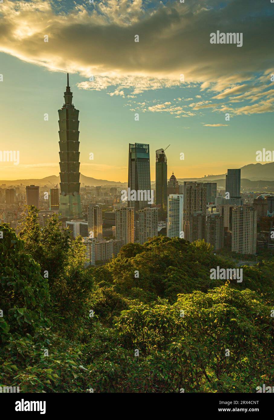 Sunset Light illumina Taipei, capitale di Taiwan Foto Stock
