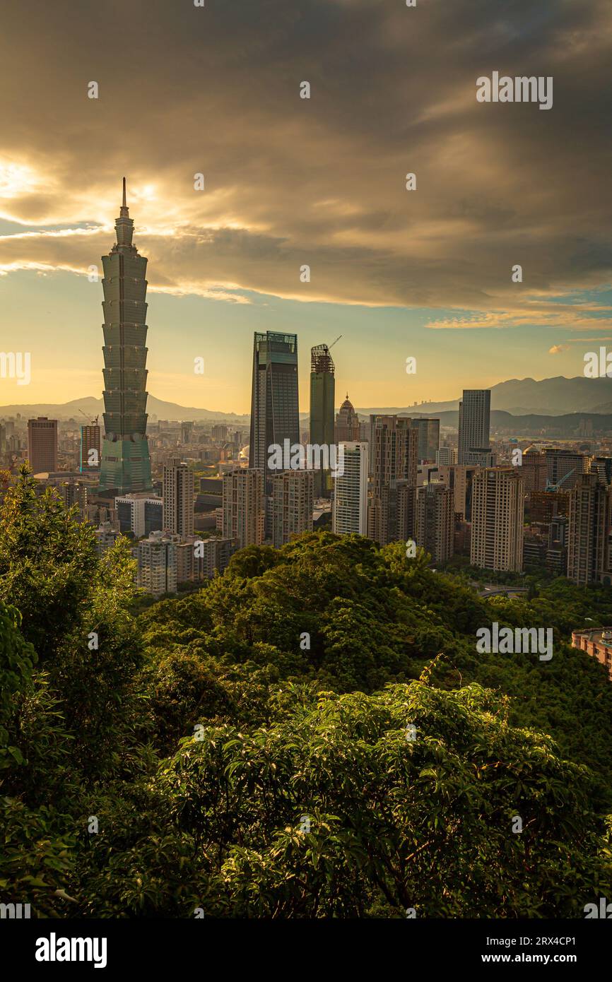 Sunset Light illumina Taipei, capitale di Taiwan Foto Stock