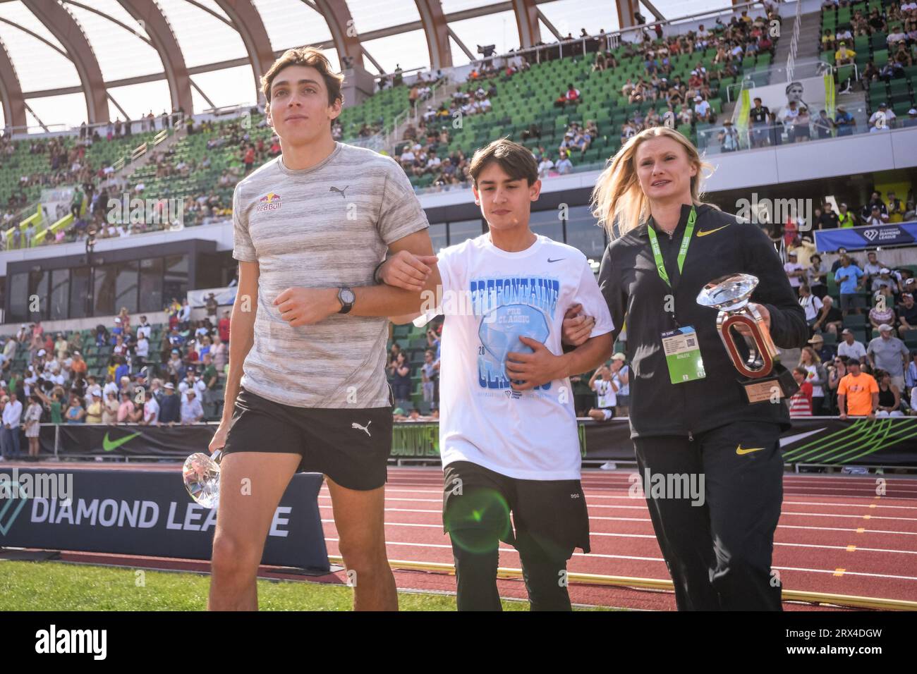 Armand Duplantis (SWE) e Katie Moon (USA) sfilano sul campo per la cerimonia dei trofei al Diamond League Championships al Pre-Classic On Foto Stock