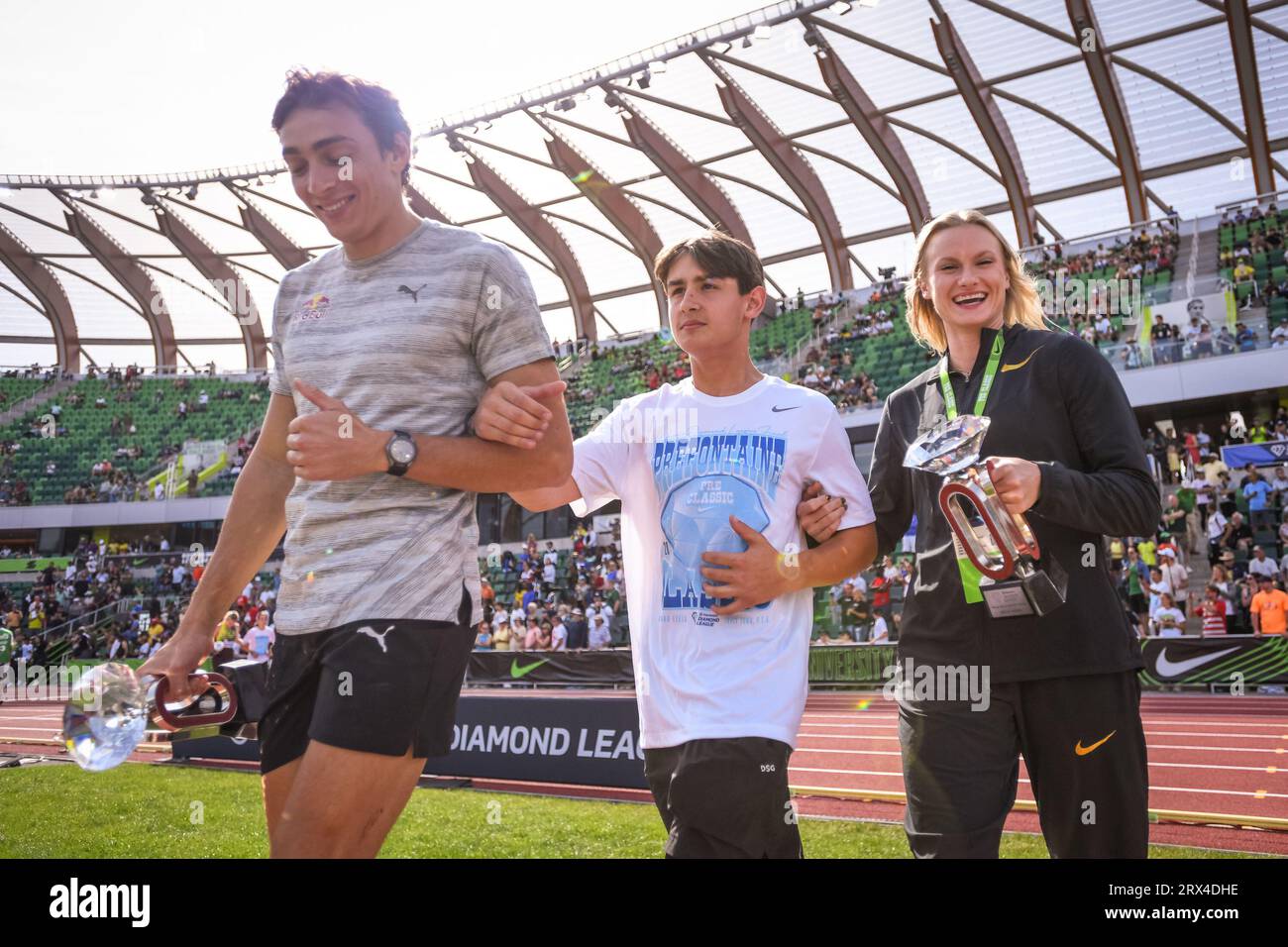 Armand Duplantis (SWE) e Katie Moon (USA) sfilano sul campo per la cerimonia dei trofei al Diamond League Championships al Pre-Classic On Foto Stock