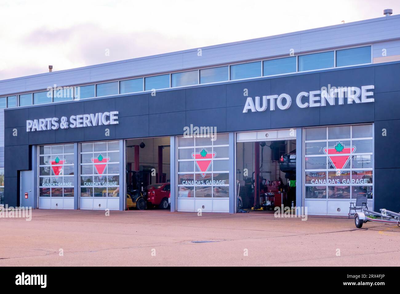 Portefinestre di un Canadian Tire Automobile Service Center. Foto Stock