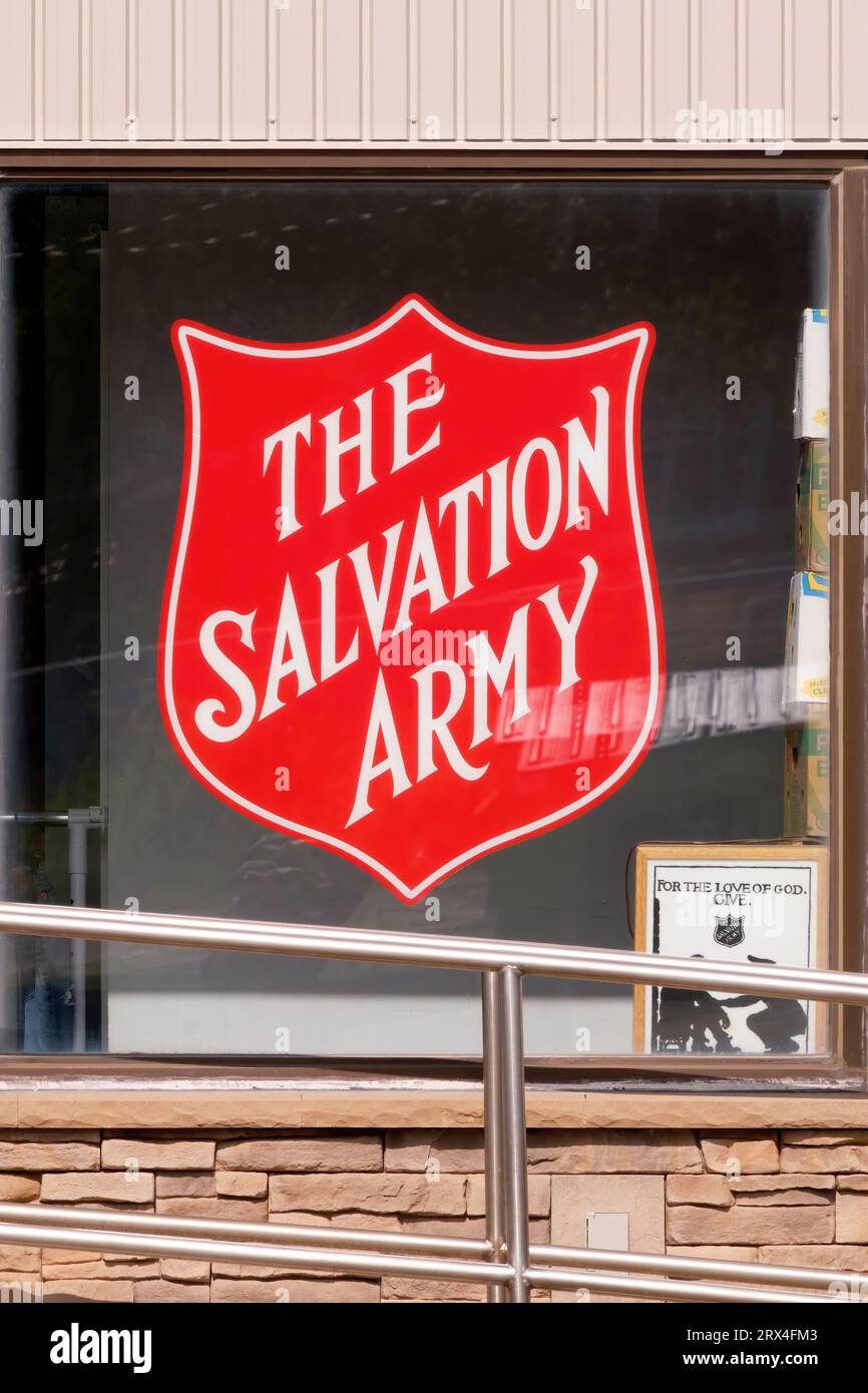 Il cartello dell'Esercito della salvezza è esposto nella finestra principale del loro negozio di articoli da regalo. Foto Stock