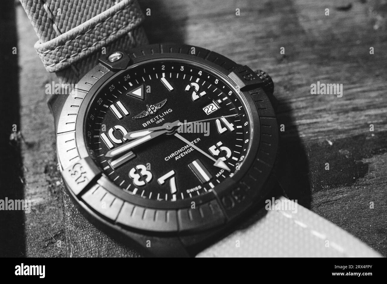 Immagini della missione notturna GMT di Breitling Avenger, un orologio da viaggio e in grado di immergersi in titanio DLC Foto Stock