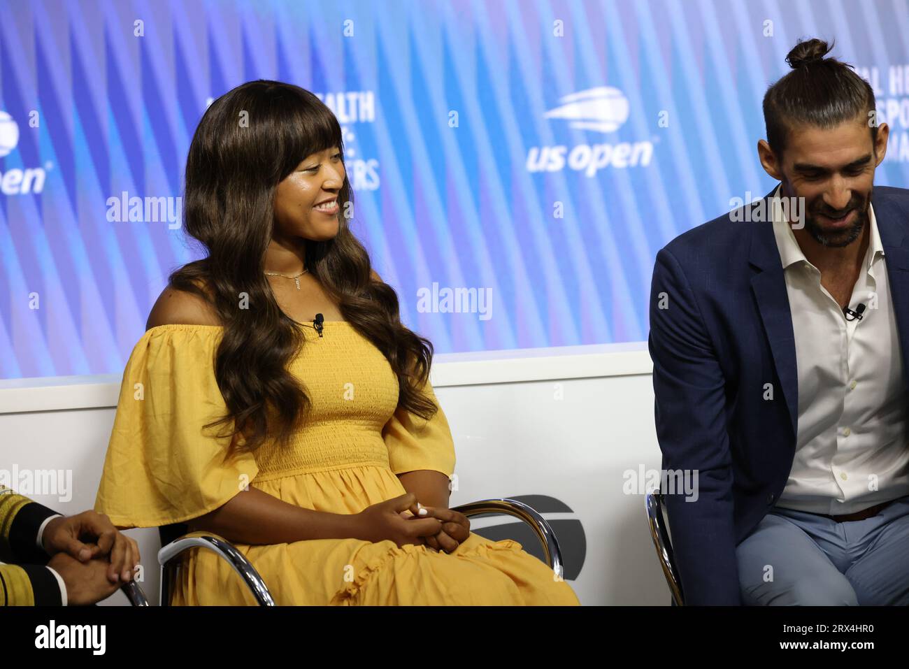 La tennista Naomi Osaka e il nuotatore olimpico Michael Phelps condividono una risata durante la conferenza stampa sulla salute mentale e lo sport all'US Open il 6 settembre 2023. Da sinistra a destra: Erano presenti anche il chirurgo generale statunitense Dr. Vivek H. Murthy e il presidente USTA Dr. Brian Hainline Foto Stock