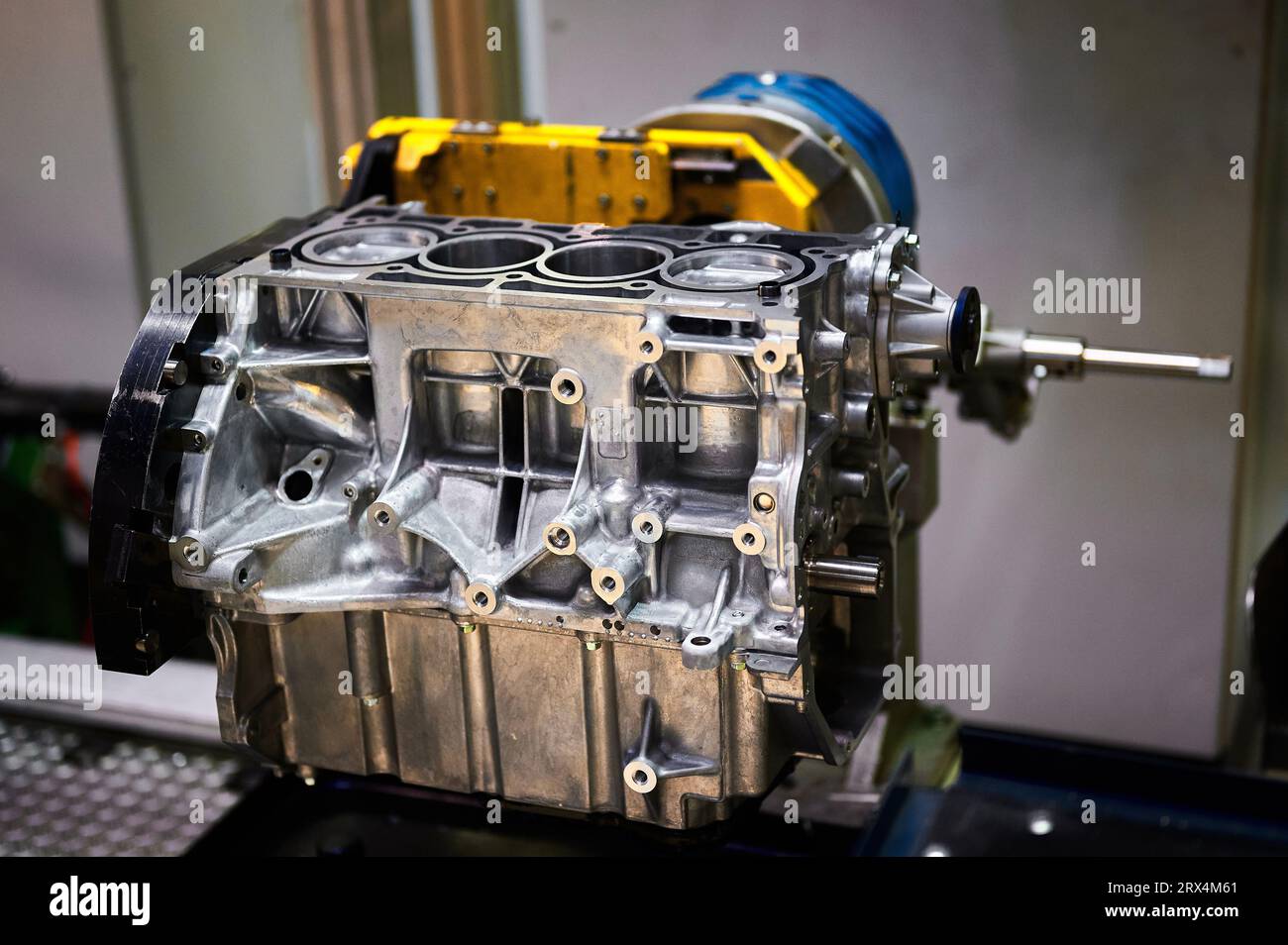 Monoblocco del motore con pistoni installati in officina Foto Stock