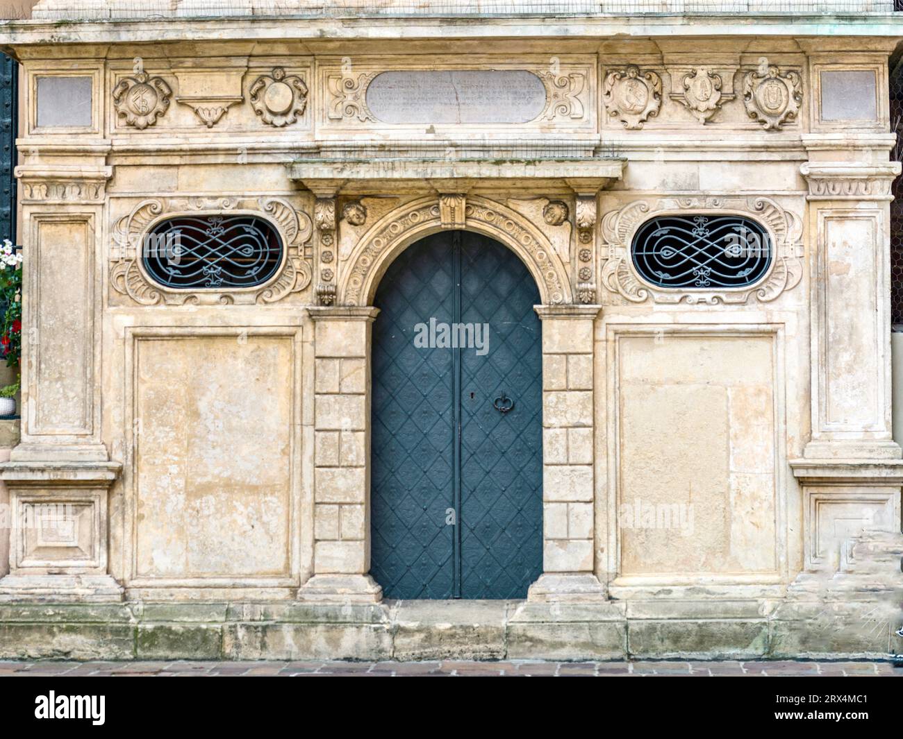 Porte metalliche della Chiesa dell'assunzione della Beata Vergine Maria - una chiesa cattolica di architettura gotica Foto Stock