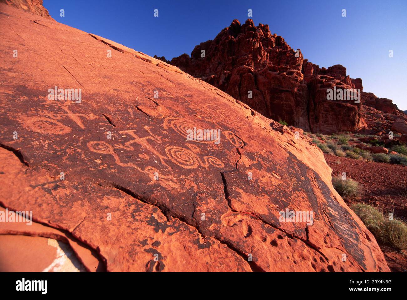 Lone Rock Petroglyphs, Valley of Fire state Park, Nevada Foto Stock