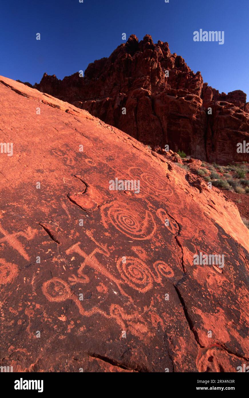 Lone Rock Petroglyphs, Valley of Fire state Park, Nevada Foto Stock