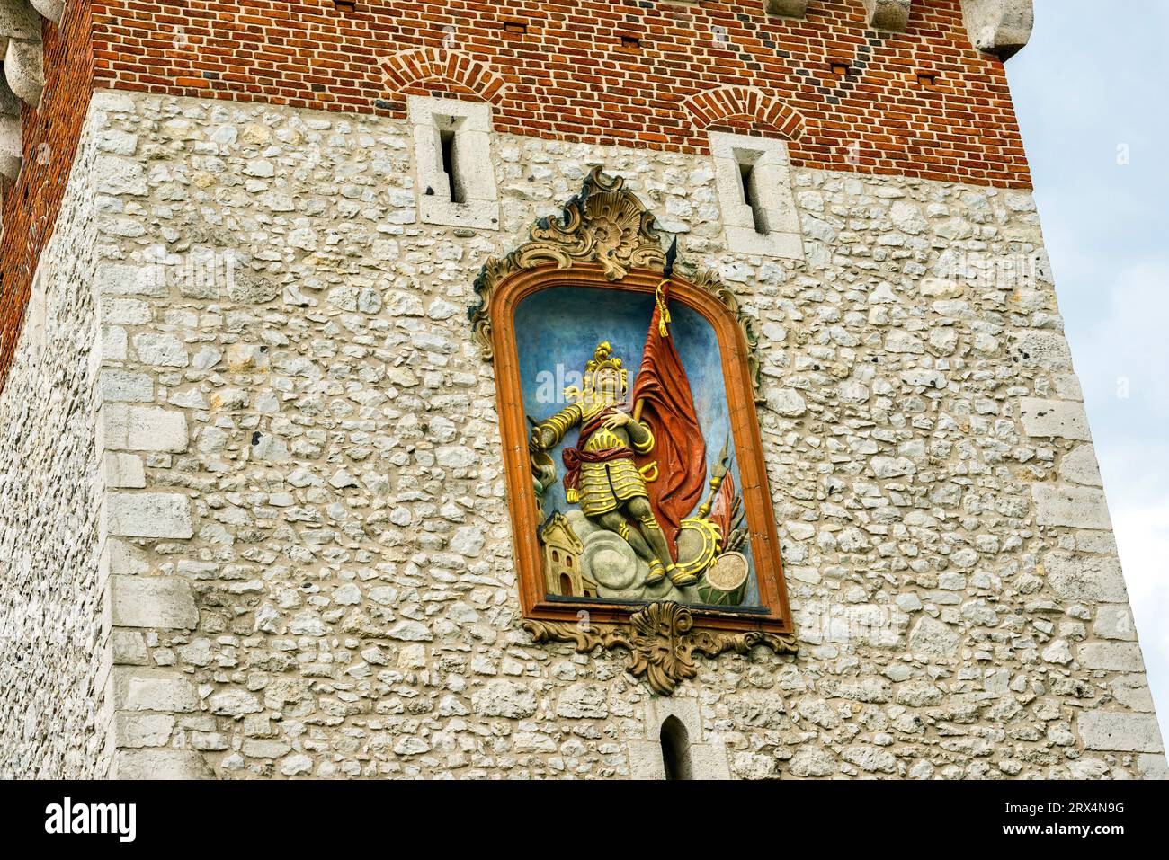 Rilievo barocco raffigurante San Florian sulla Florian Tower. Questo santo è il santo patrono di Cracovia e protettore della città dagli incendi. Foto Stock