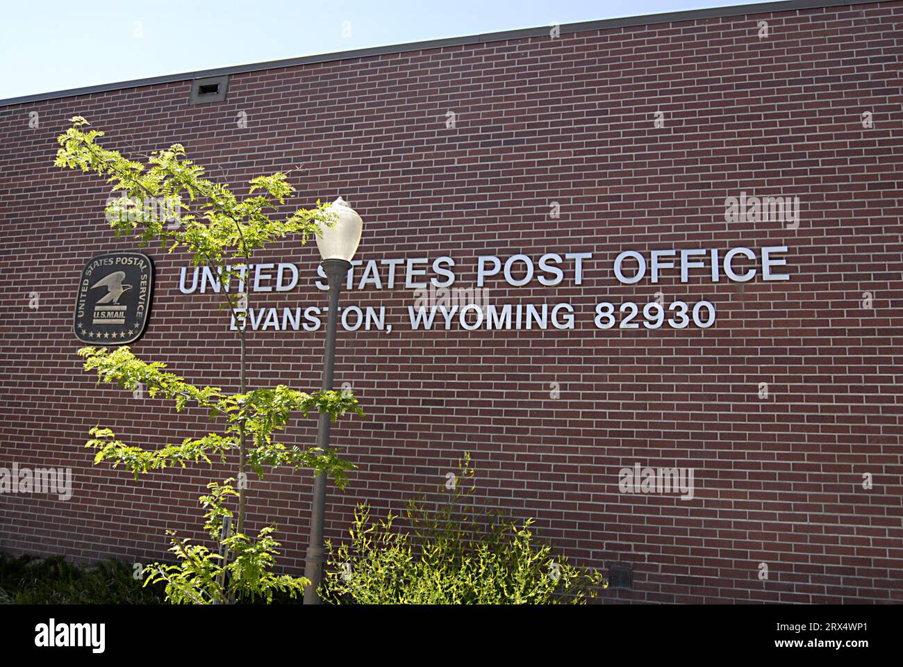 EVANSTON/WYOMING STATE /USA  United states Post Office Building and manual timbring on post cards 14 June 2012 (FOTO DI DEAN IMMAGINI) Foto Stock