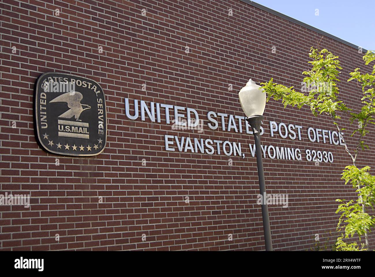 EVANSTON/WYOMING STATE /USA  United states Post Office Building and manual timbring on post cards 14 June 2012 (FOTO DI DEAN IMMAGINI) Foto Stock