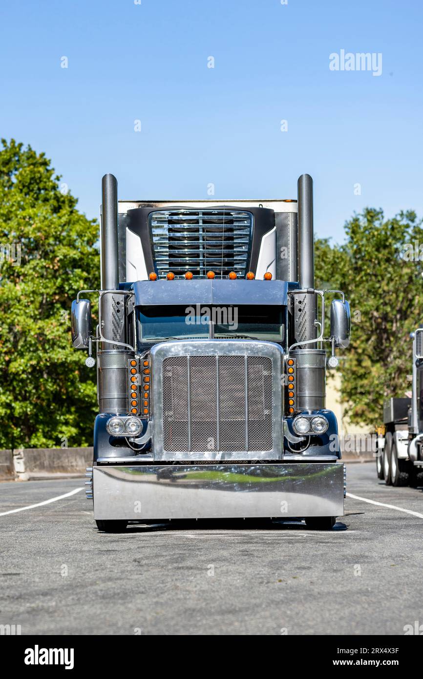 Trattore per semi-carro da trasporto lungo industriale classico da carro di perforazione grande nero con cabina estesa per il riposo del conducente del camion che trasporta il carico in frigorifero Foto Stock