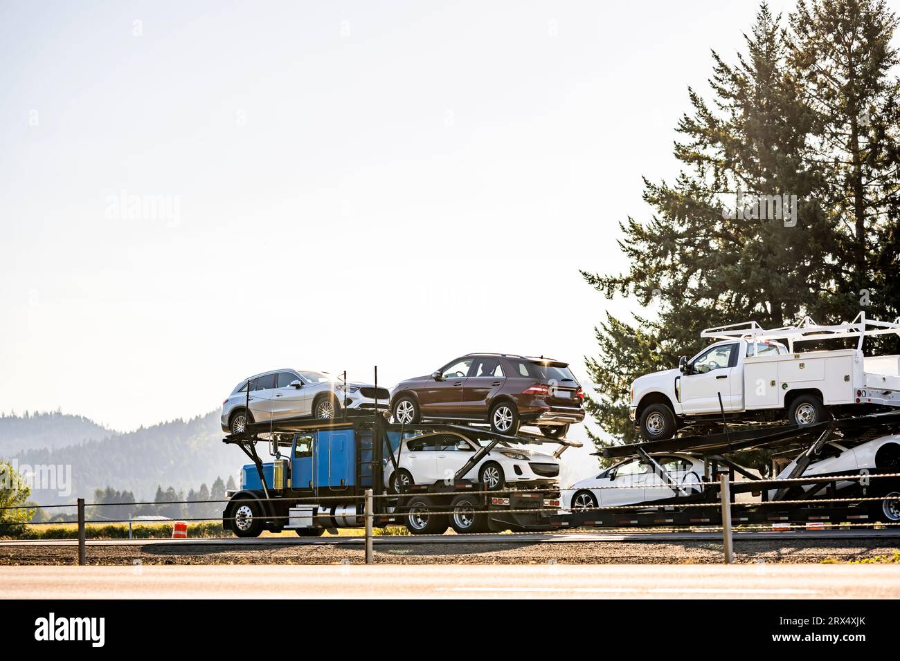 Autocarro industriale blu brillante autotrasportatore carro classico grande trattore semirimorchio per il trasporto di auto e incroci su un semirimorchio idraulico modulare Foto Stock