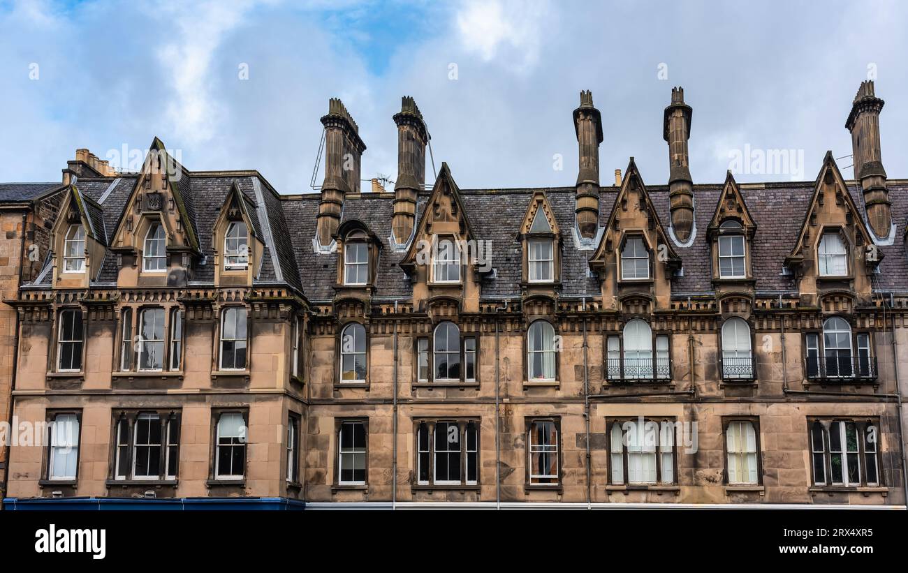 Case in pietra con l'architettura tipica della città monumentale di Edimburgo, in Scozia. Foto Stock